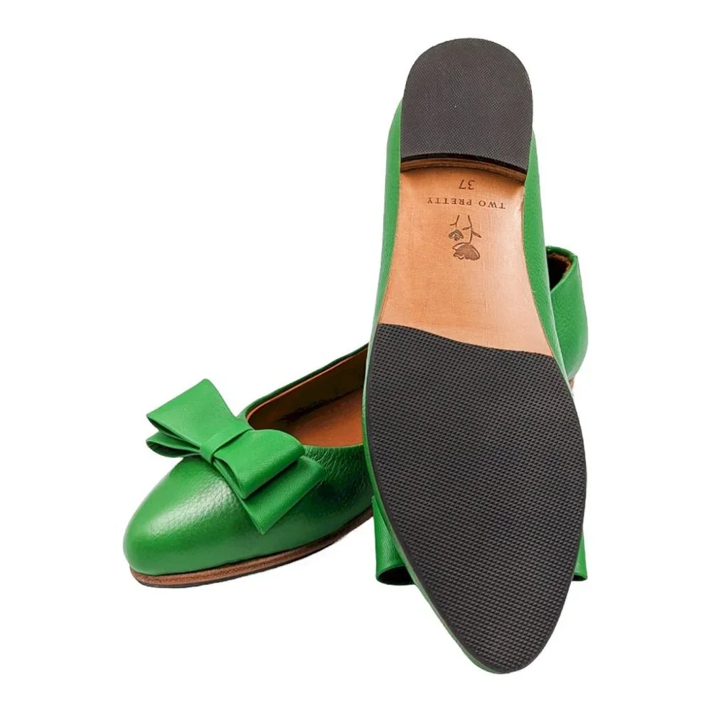 NIB Two Pretty Girls Handcrafted Green Leather Ballet Flats - Bow Detail -